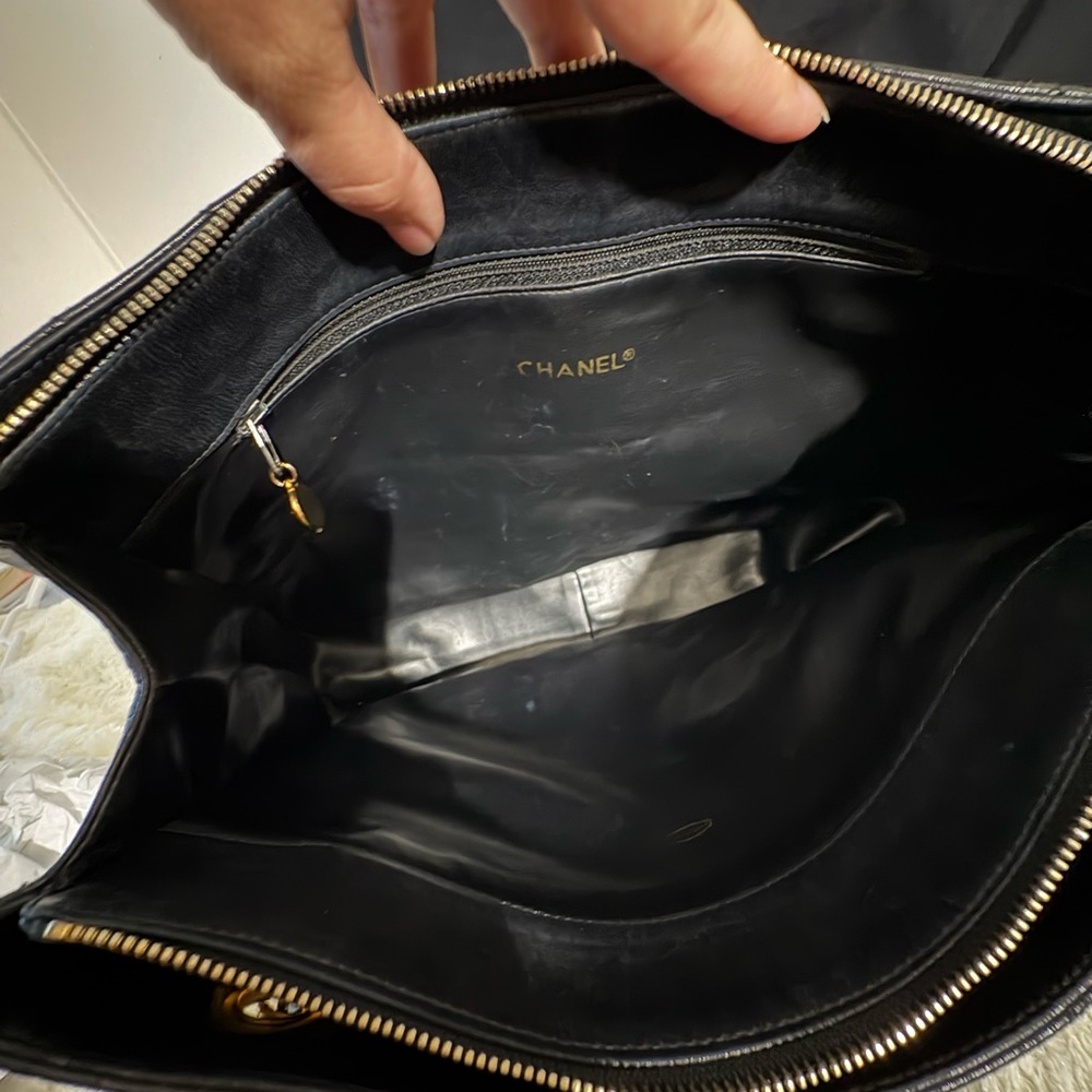 Chanel Black Quilted Leather Shoulder Bag - Picture 10 of 16